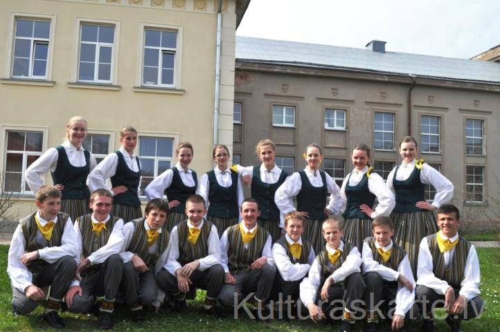 Jauniešu deju kolektīvs pēc skates 2012.29.04.